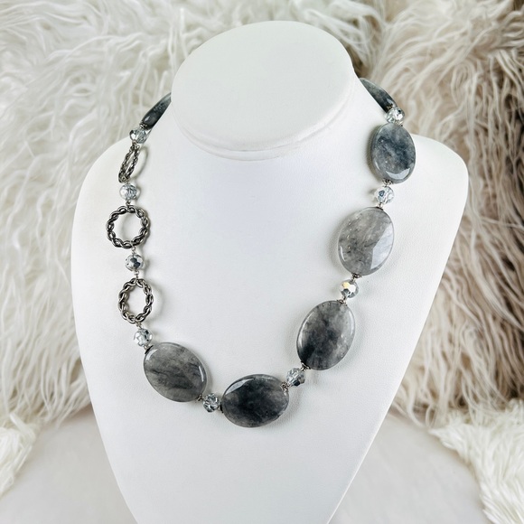 Beautiful Silvertone and gray stones costume necklace - Picture 9 of 11